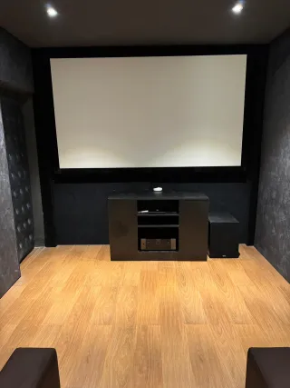 Home theatre with projection screen