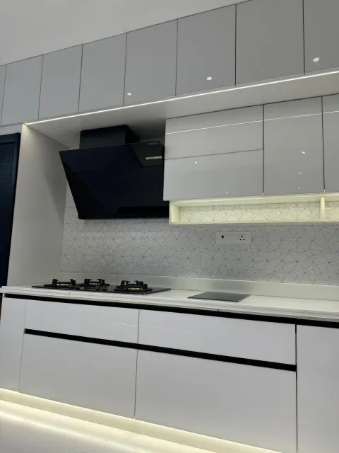 Modular kitchen with hob and chimney
