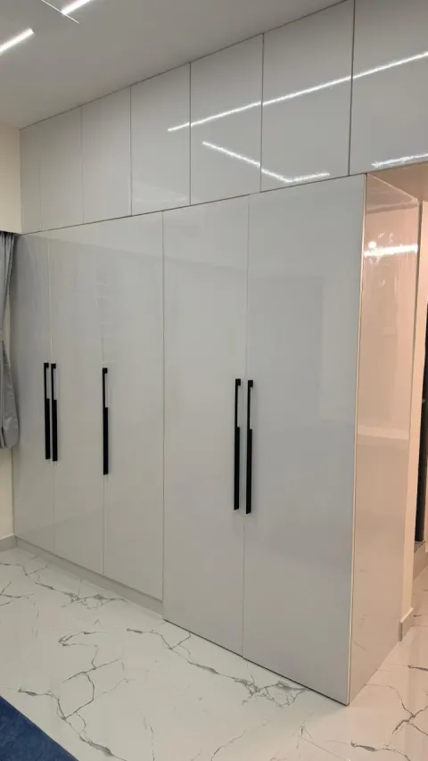White handleless wardrobe